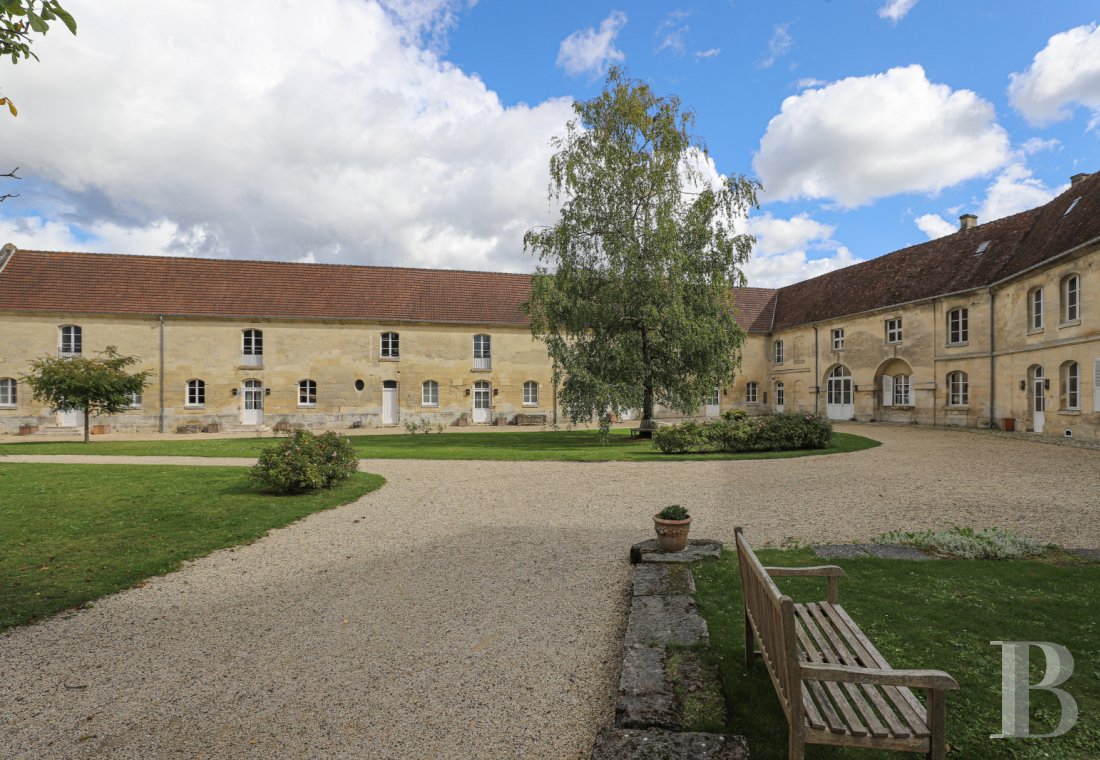 A large 18th century farmhouse and dovecote transformed into a hotel in the Oise, near Senlis - photo  n°5